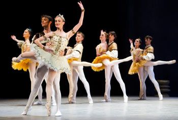 DANZA. Corella Ballet de Castilla y León. Dirección y bailarín principal: Ángel Corella!!